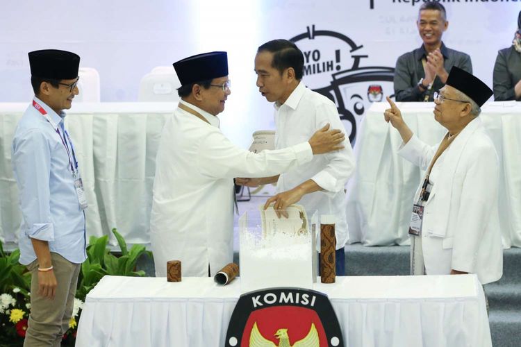 Dua pasangan calon presiden dan wakil presiden Prabowo Subianto - Sandiaga Uno dan Joko Widodo - Maruf Amin saat acara pengundian dan penetapan nomor urut pasangan calon presiden dan wakil presiden pemilu 2019 di Gedung Komisi Pemilhan Umum, Jakarta, Jumat (21/9/2019). Pasangan Joko Widodo - Maruf Amin mendapat nomor urut satu dan pasangan Prabowo Subianto - Sandiaga Uno mendapat nomor urut dua.