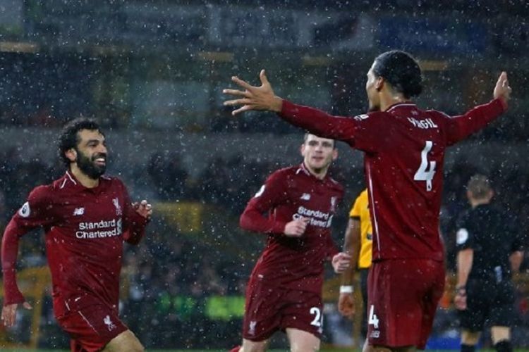 Mohamed Salah merayakan golnya bersama Virgil van Dijk pada pertandingan Wolverhampton Wanderers vs Liverpool di Stadion Molineux dalam lanjutan Liga Inggris, 21 Desember 2018. 