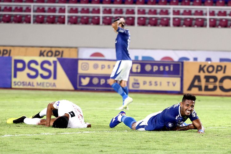 Pemain asing Persib Bandung Wander Luiz terjatuh seusai duel dengan pemain Persipura Jayapura pada pertandingan pekan 10 Liga 1 2021 yang berakhir dengan skor 3-1 di Stadion Monahan Solo, Sabtu (30/10/2021) malam.