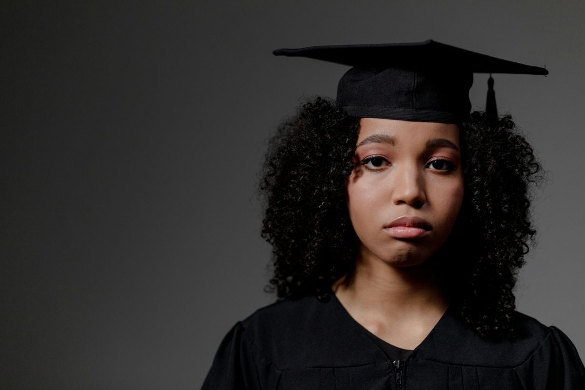 Ilustrasi wisuda untuk perpisahan sekolah.
