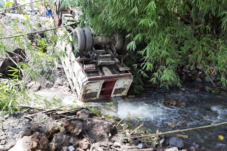 Truk terjungkal masuk ke sungai.