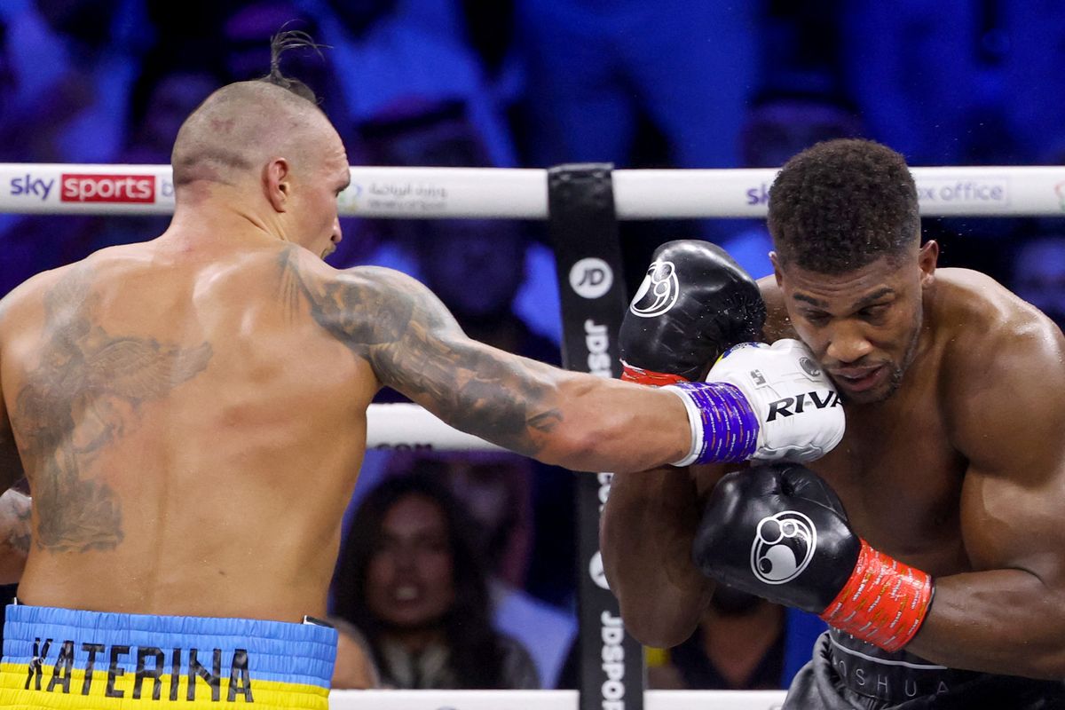 Petinju Ukraina Oleksandr Usyk (kiri) dan petinju Anthony Joshua (Inggris) saat berduel dalam pertarungan ulang tinju kelas berat untuk gelar WBA, WBO, IBO dan IBF, di King Abdullah Sports City Arena di kota Laut Merah Saudi Jeddah, pada 20 Agustus 2022. - Usyk memenangi pertandingan ulangnya melawan Anthony Joshua dengan keputusan ganda untuk mempertahankan gelar kelas berat dunia.  Terkini, Anthony Joshua akan kembali naik ring dengan menghadapi Jermaine Franklin pada 1 April 2023.