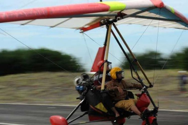 Pengguna pesawat ringan jenis trike terbang di atas kawasan Pantai Depok, Bantul, DI Yogyakarta, dalam acara Jogja Air Show 2015, Sabtu (14/3/2015). Kegiatan tahunan tersebut digelar untuk mendorong perkembangan olahraga dirgantara serta sektor pariwisata di Kabupaten Bantul.