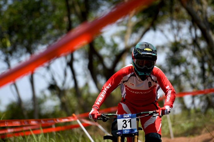 Atlet Balap Sepeda Indonesia Tiara Andini Prastika tampil di Seeding Run nomor Women Elite Downhill pada Asian Games ke-18 Tahun 2018 di Khe Bun Hill, Subang, Jawa Barat, Senin (20/8/2018).