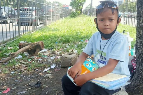 Cerita Andrian, Bocah Penjual Tisu yang Bantu Buka Jalan Saat Ambulans Terjebak Macet: Kan Ada Orang Sakit