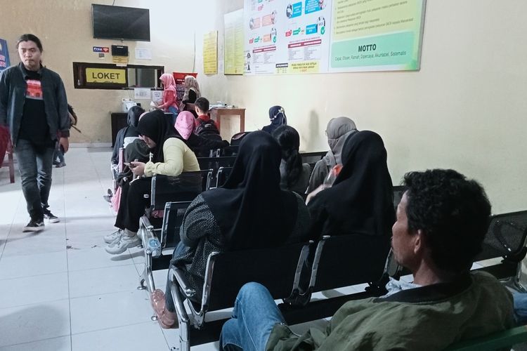 Sejumlah masyarakat yang duduk menunggu giliran dalam proses pembuatan SKCK di Mapolrestabes Makassar, Jalan Ahmad Yani, Kota Makassar, Sulawesi Selatan (Sulsel), pada Selasa (9/5/2023)