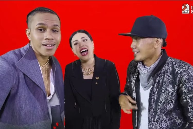 Abraham Kevin, Kamasean dan Ebith BeatA dalam video klip lagu berjudul Indonesia Serasi. Indonesia Serasi” diadaptasi dari dua lagu daerah Kalimantan Selatan, yakni Ampar-ampar Pisang dan Paris Barantai.  