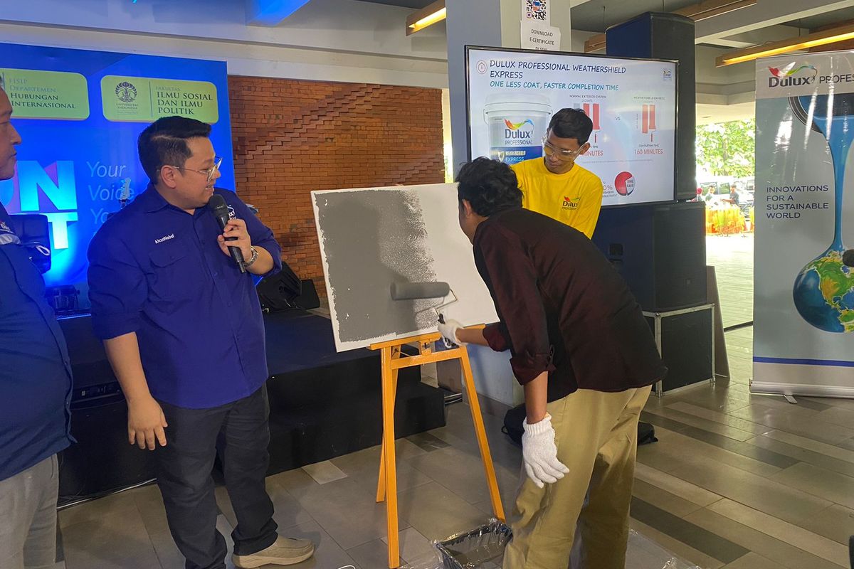 Head of Project PT ICI Paints Indonesia (AkzoNobel Decorative Paints Indonesia) Irdan Suherman memandu sesi pengaplikasian cat bersama salah satu mahasiswa Teknik Jurusan Arsitektur Universitas Indonesia, dengan menggunakan produk cat Dulux.