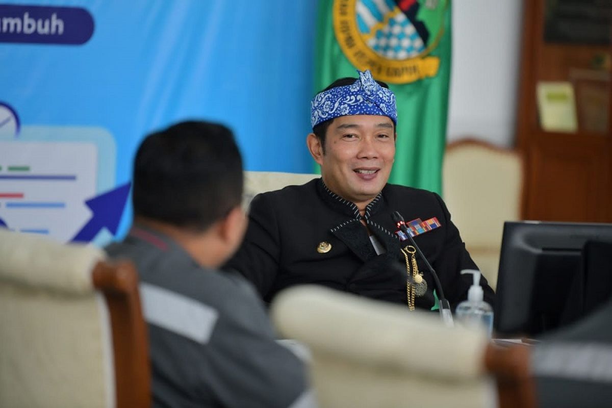 Gubernur Jawa Barat Ridwan Kamil menerima audiensi proyek Kereta Cepat Jakarta-Bandung (KCJB) terkait target opersional dan perumusan potensi pengembangan kawasan dan stasiun KCJB di Pakuan, Kamis (7/4/2022)