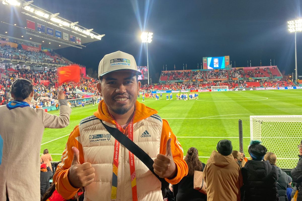 Hendriyadi Bahtiar Daeng Sila, relawan asal Indonesia yang bertugas sebagai International Volunteer for Sustainability pada Piala Dunia Wanita 2022 di Adelaide, Australia. Piala Dunia Wanita 2023 berlangsung di Australia dan Selandia Baru pada 20 Juli-20 Agustus 2023. 