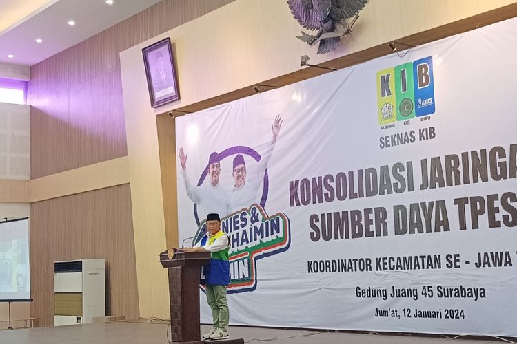 Calon wakil presiden (cawapres) nomor urut 1, Muhaimin Iskandar (Cak Imin) saat memberikan pengarahan di acara Konsolidasi Jaringan dan Sumberdaya Tim Pekerja Elektoral Sistem (TPES) 50 di Gedung Juang, Surabaya, Jumat (12/1/2024).