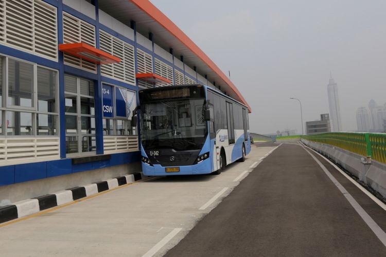 Bus transjakarta melintas di koridor 13 Cileduk - Tendean, Jakarta Selatan, Senin (14/8/2017).