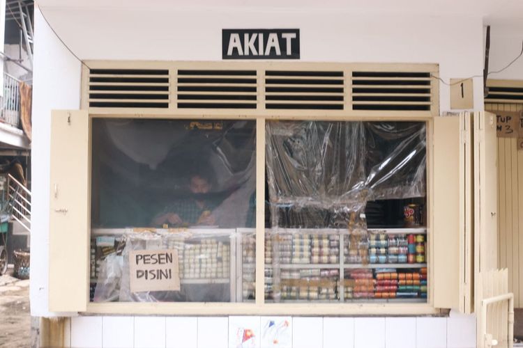 Akiat, sang Juara Dunia Layangan dari Bandung, memiliki toko layang-layang di Bandung. Toko ini menjadi cikal bakal ia berkarier di perlombaan layangan.   