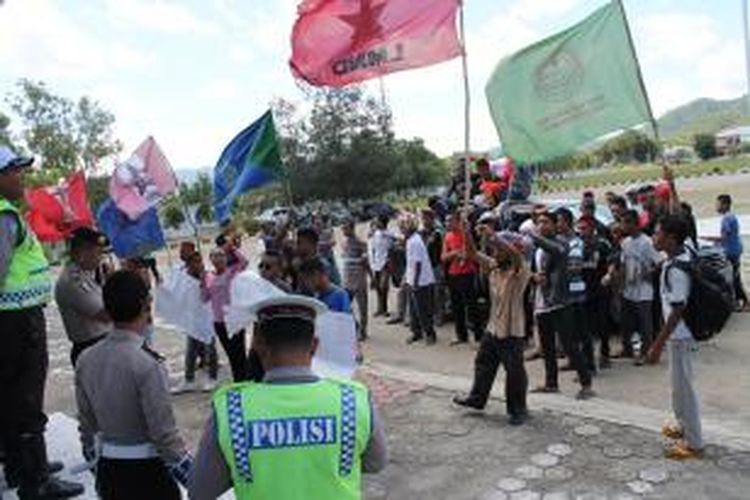 Mahasiswa yang tergabung dalam Forum Anti Kapitalis (Frontkita) Kabupaten Timor Tengah Utara (TTU), Nusa Tenggara Timur, menggelar aksi unjuk rasa di halaman kantor Bupati TTU, Jumat (2/5/2014)