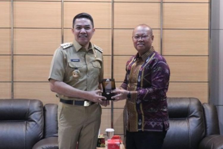 Wali Kota Samarinda, Andi Harun bersama Rektor Universitas Terbuka (UT) Jakarta Prof. Drs. Ojat Darojat, M.Bus., Ph.D.