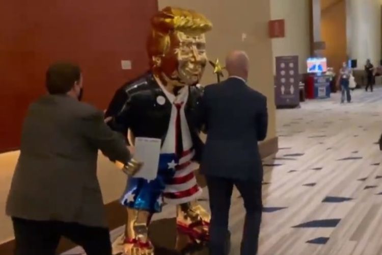 Patung emas Donald Trump ditampilkan di Konferensi Tindakan Politik Konservatif 2021.
