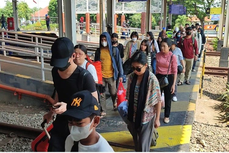 Sejumlah penumpang kereta api Argo Cheribon tiba di Stasiun Cirebon, pada Kamis (9/5/2024) siang. Sebagian warga memanfaatkan libur panjang akhir pekan ini untuk berlibur ke sejumlah tempat wisata.