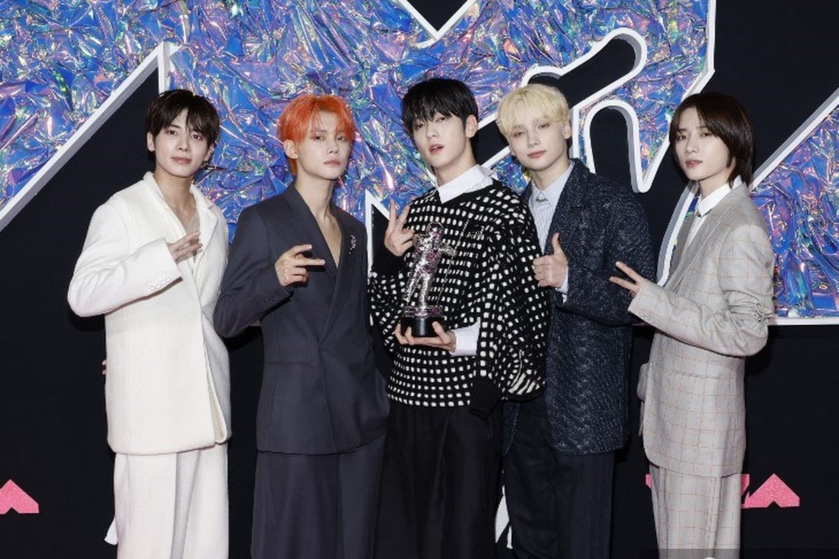 Boy group asal Korea Selatan Tomorrow x Together (TXT), yang beranggota (dari kiri) Taehyun, Yeonjun, Soobin, Huening Kai, dan Beomgyu meraih penghargaan Push Performance of the Year di MTV Video Music Awards 2023, di Prudential Center, Newark, New Jersey, pada 12 September 2023. 