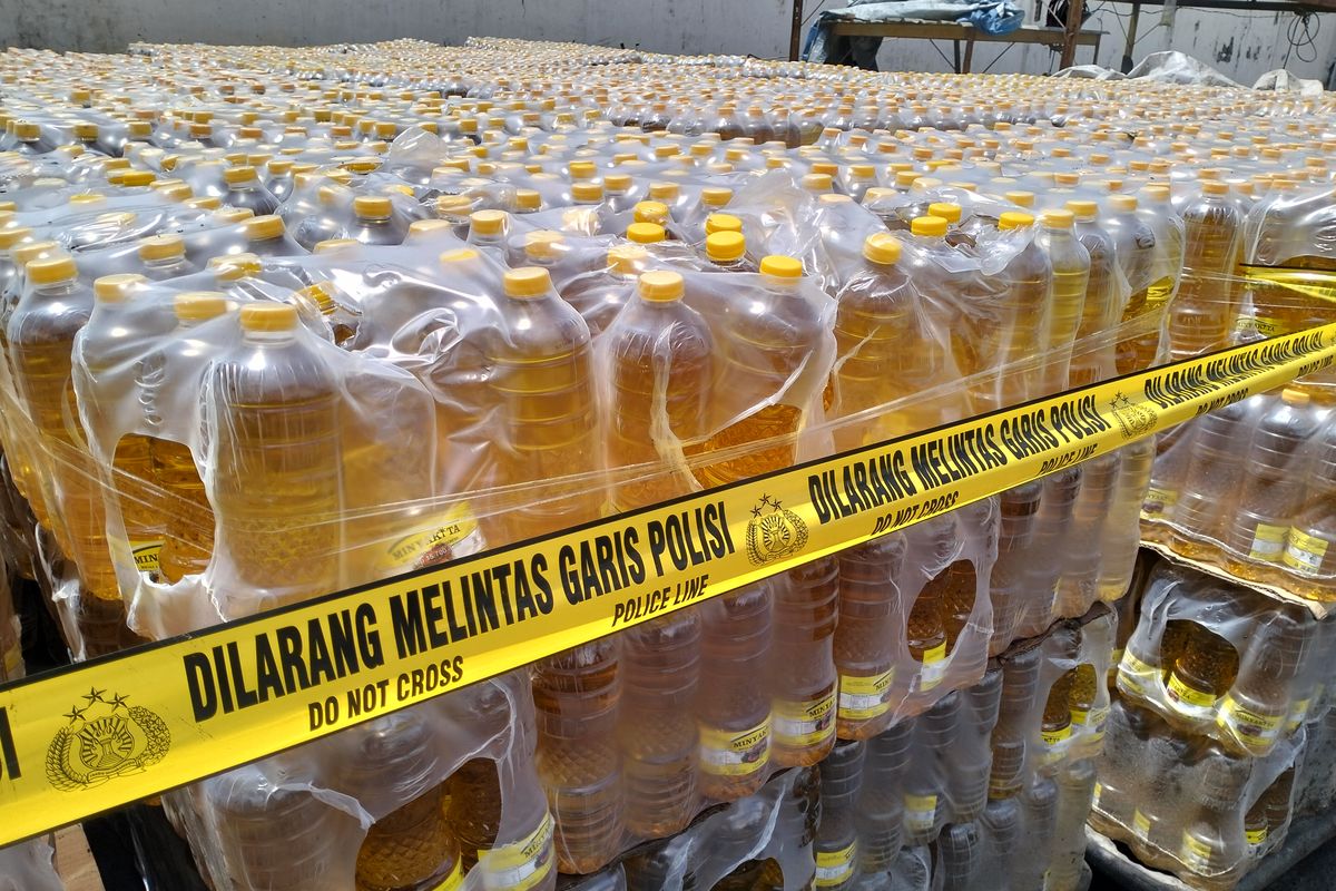 Kemasan botol MinyaKita tutup kuning hasil produksi PT. Kusuma Mukti Remaja (KMR), Jetis, Jaten, Karanganyar yang disita Satgas Pangan 