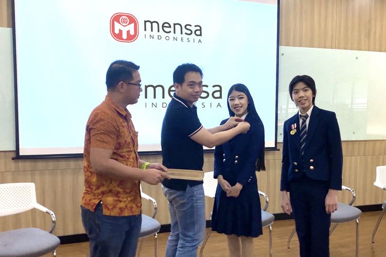 Mischka dan Devon dilantik Mensa Indonesia sebagai Friends of Mensa di Jakarta pada Selasa, 22 Agustus 2023.