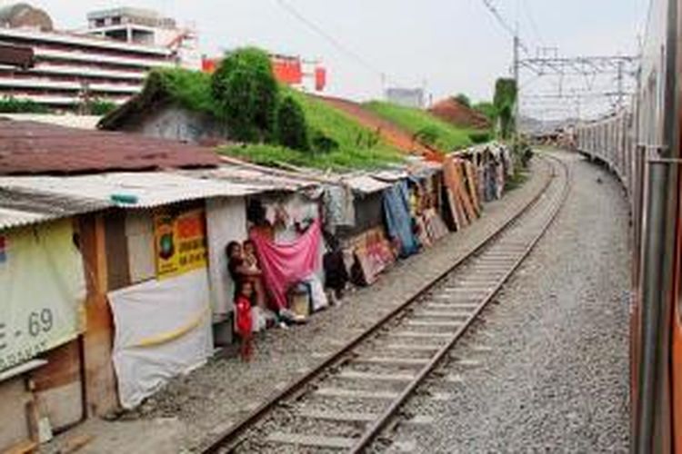 Bangunan liar masih marak di sisi bantalan rel kereta api sepanjang jalur Stasiun Jakarta Kota-Stasiun Tanjung Priok, Jakarta Utara. Direktorat Jenderal Perkeretaapian Kementerian Perhubungan menargetkan jalur tersebut akan kembali dibuka pada 1 Desember 2015.