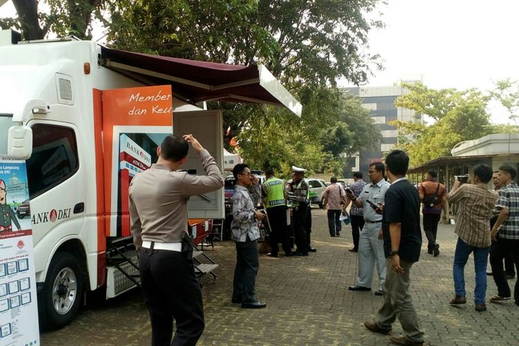 Posko pembayaranPajak Kendaraan Bermotor (PKB) dan Bea Balik Nama Kendaraan Bermotor (BBNKB) dalam razia pajak yang digelar di depan gedung Samsat Jakarta Barat, Jumat (11/8/2017).