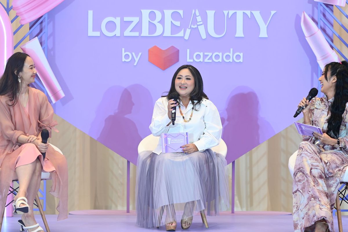 Influencer Putri Caya (kiri) dan Senior Vice President Category Director Lazada Indonesia Lia Kurtz (tengah) dalam acara perayaan satu tahun LazBeauty di Jakarta (10/10/2023).