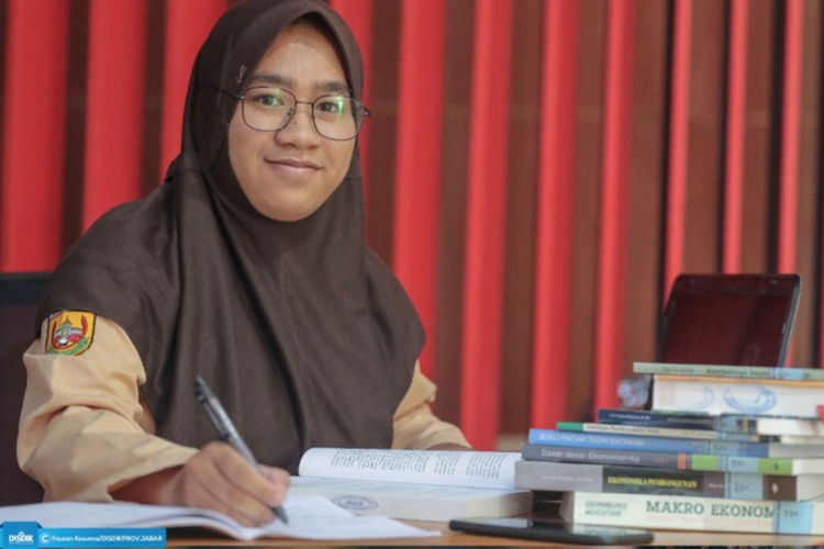 Siswa SMAN 1 Cimahi, Siti Komariah meraih medali emas di Kompetisi Sains Nasional (KSN) Tingkat Nasional Tahun 2021.