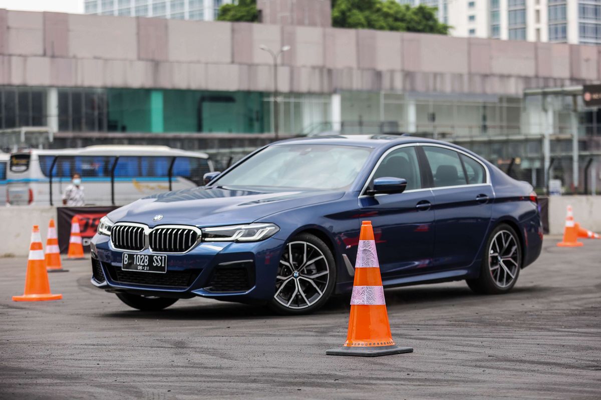 Mobil terbaru BMW The New 5 Type BMW 520i M Sport saat acara BMW Test Day di Karawaci, Tangerang, Banten, Sabtu (10/4/2021). Mobil sedan bisnis yang dirakit di Indonesia ini mengunggulkan interior yang ekslusif dan dibandrol dengan harga Rp1,1 miliar.