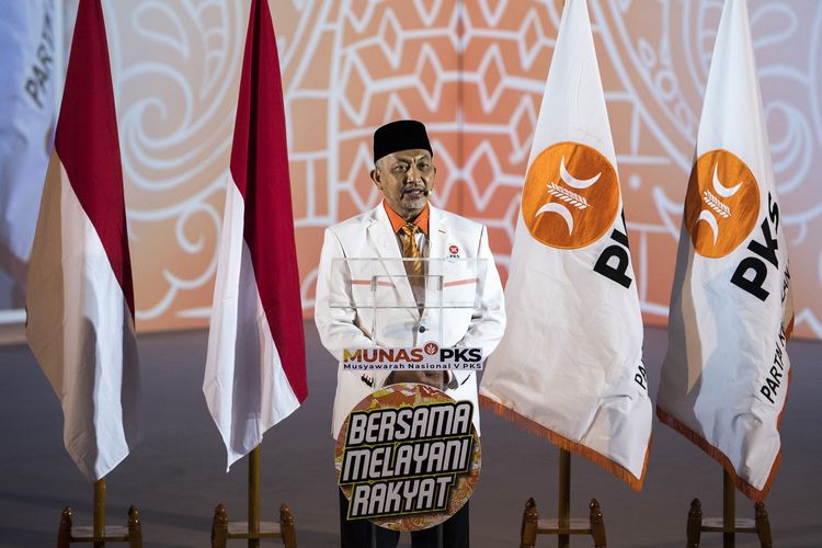 Presiden PKS Ahmad Syaikhu menyampaikan pidato politik saat Musyawarah Nasional (Munas) V PKS di Kota Baru Parahyangan, Padalarang, Kabupaten Bandung Barat, Jawa Barat, Minggu (29/11/2020). Agenda Munas V PKS membahas arah kebijakan partai lima tahun ke depan dan ikrar pengurus DPP PKS 2020-2025. ANTARA FOTO/M Agung Rajasa/aww.