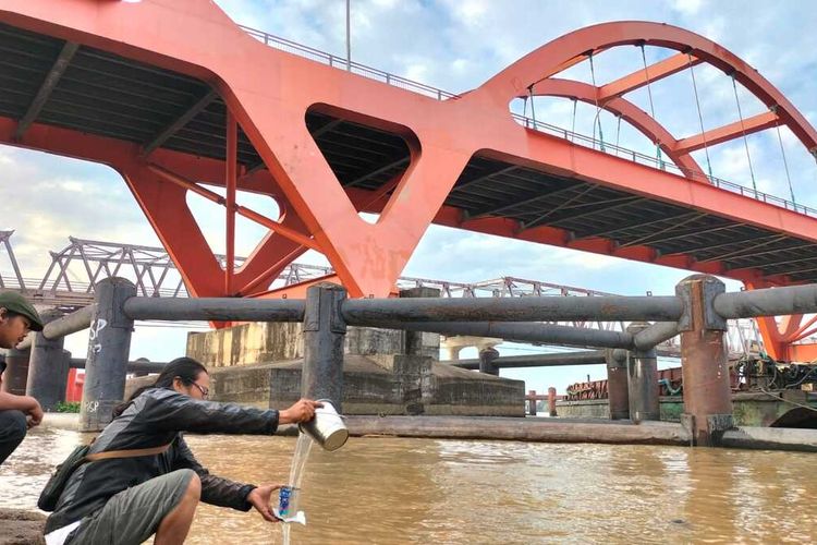 Tim Ekspedisi Sungai Nusantara melakukan uji coba air Sungai Musi di Palembang, Sumatera Selatan yang ternyata tercemar mikroplastik.