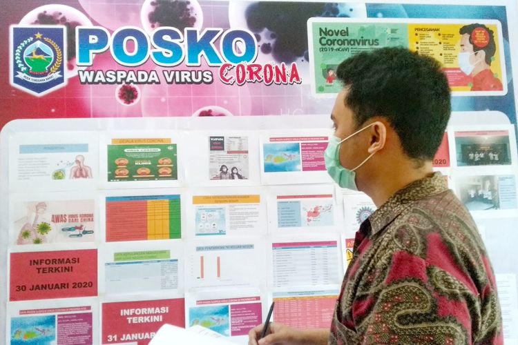 Petugas di Posko Waspada Virus Corona NTB