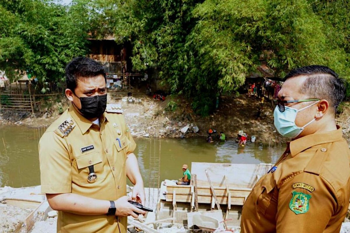 Wali Kota Medan Bobby Nasution saat meninjau aliran Sungai Deli karena mendapat informasi dari masyarakat bahwa sungai menjadi tempat pembuangan sampah dan ada pembangunan bronjong yang mengakibatkan penyempitan sungai