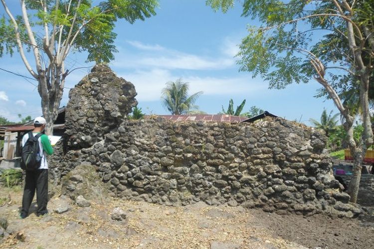 Reruntuhan Benteng Sidangoli di Halmahera Barat.
