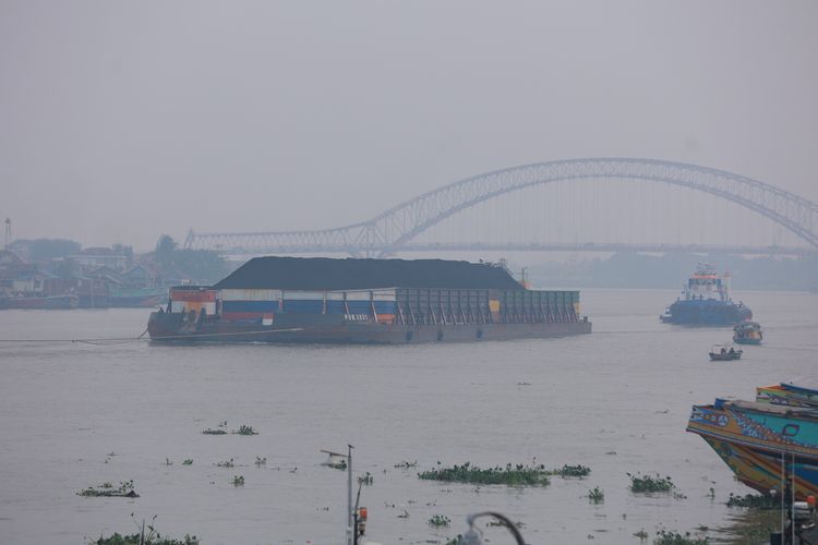 Karhutla Belum Padam, Kabut Asap Selimuti Sungai Musi