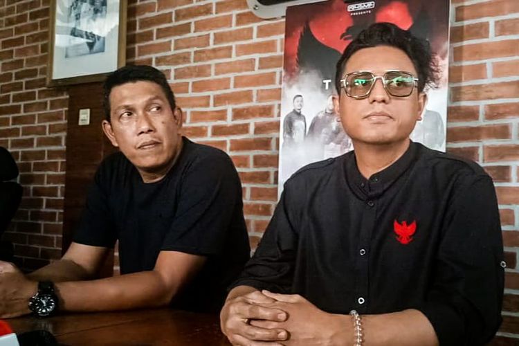 Nanda Persada (kanan) dan Yunanto (kiri), memberi keterangan tentang rencana pernikahan Cita Citata dengan Didi Mahardika saat ditemui di kawasan Cilandak, Jakarta Selatan pada Kamis (15/9/2022).