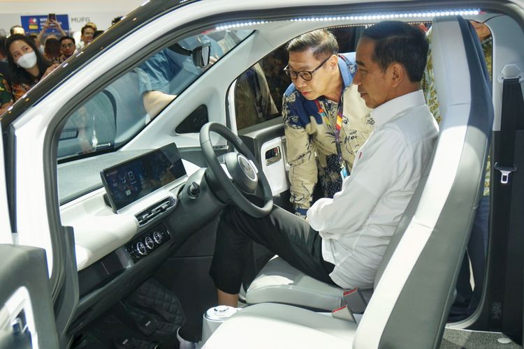 Presiden Jokowi duduk di kursi pengemudi mobil listrik Wuling Air EV saat pembukaan IIMS 2023.