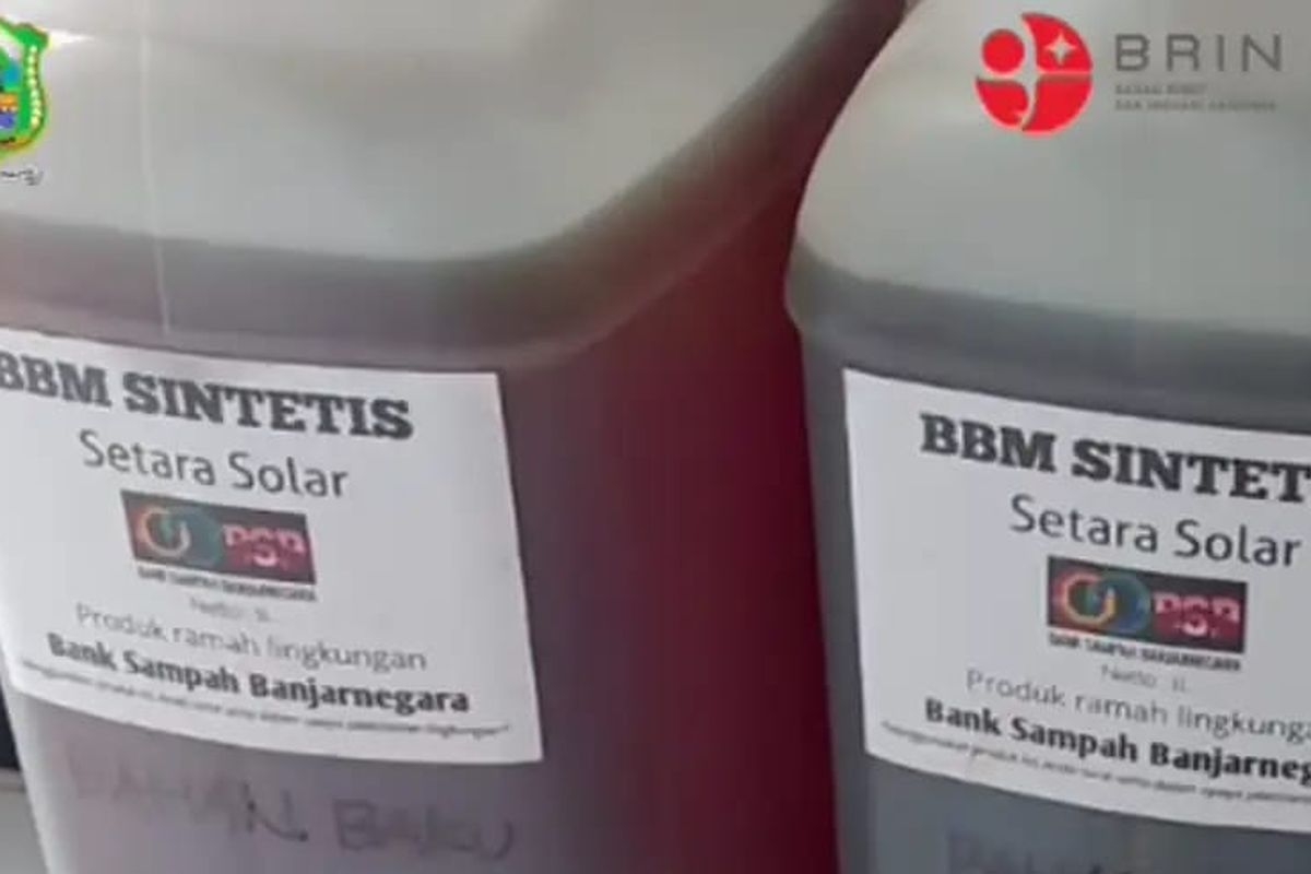 Bank sampah Banjarnegara mengubah plastik kresek menjadi BBM.