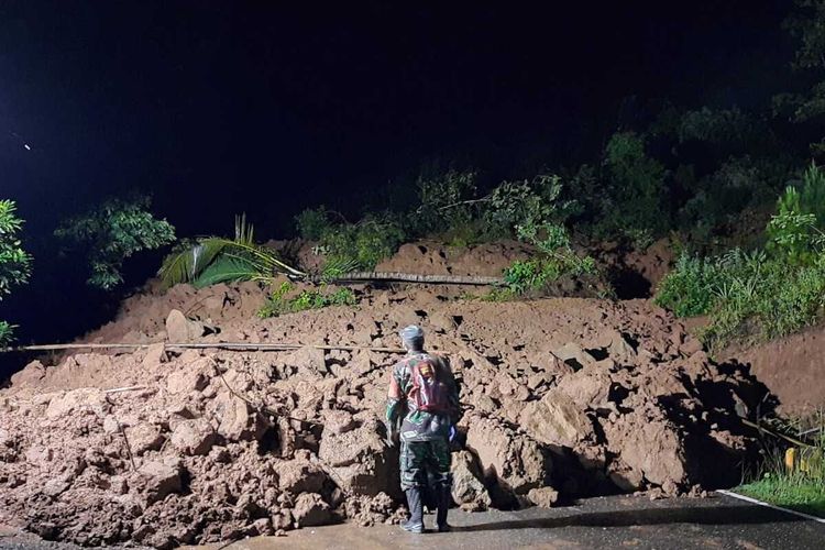 Akses jalan Banjarnegara-Kebumen, tepatnya di Desa Glempang, Kecamatan Mandiraja, Kabupaten Banjarnegara, Jawa Tengah, tertutup longsor, Selasa (12/1/2021) malam.