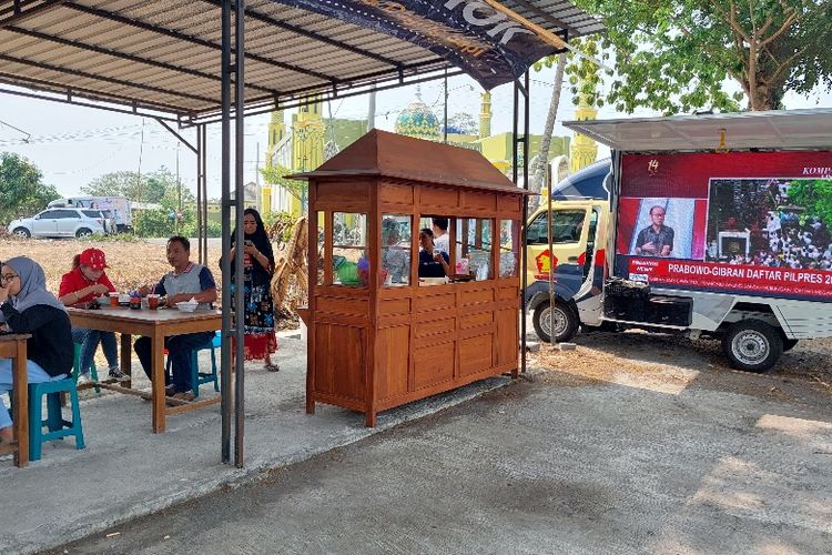 Simpatisan Prabowo-Gibran Kota Salatiga mengadakan nonbar pendaftaran ke KPU, Rabu (25/10/2023)