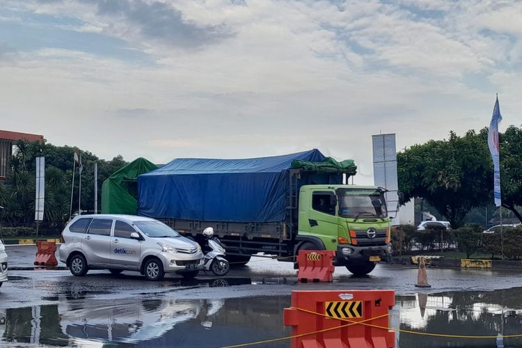 Kendaraan angkutan barang di Rest Area Jalan Tol Jakarta - Cikampek, Senin (24/3/2025).