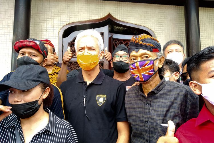 Gubernur Jawa Tengah Ganjar Pranowo berfoto bersama pendukung dan peziarah di depan mushala area Makam Bung Karno, Minggu (24/10/2021)