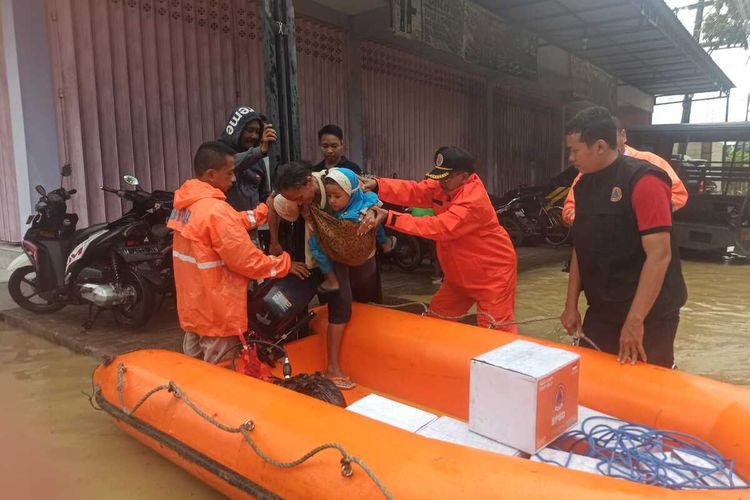 Petugas BPBD Kabupaten Bangkalan, Jawa Timur, mengevakuasi warga Dusun Laok Songai, Desa Blega, Kecamatan Blega, Kabupaten Bangkalan, saat terjadi banjir yang melanda enam kecamatan, Selasa (12/3/2024).