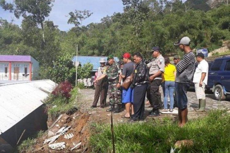 Lokasi longsor di Karo, Sumatera Utara, Minggu (2/12/2018).