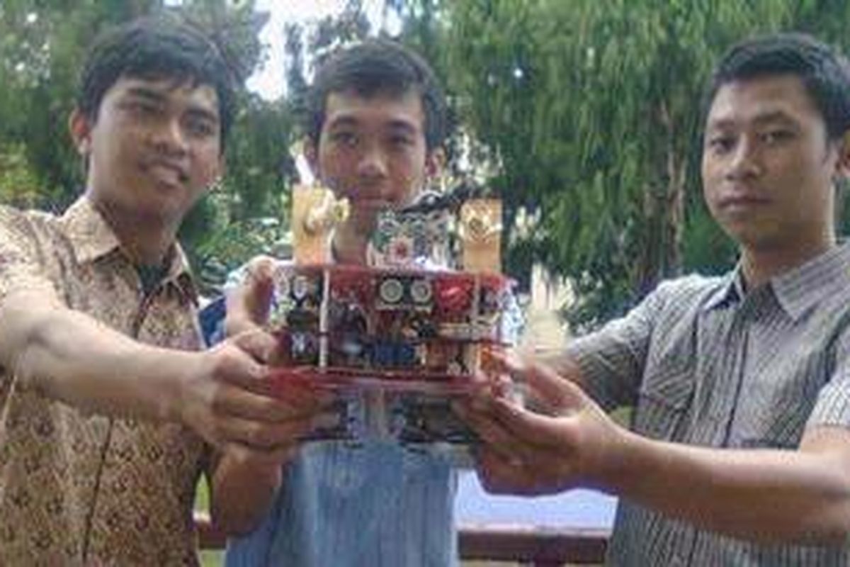 Anggota tim robot Universitas Gajah Mada (UGM) yang akan segera berangkat ke Amerika Serikat  mengikuti kontes robot cerdas tingkat dunia di Hartford, AS.