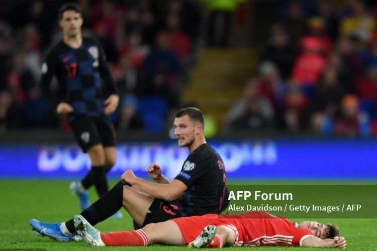 Pemain timnas Wales, terlihat pingsan setelah duel dengan pemain Kroasia dalam babak Kualifikasi Euro 2020 Grup E, Senin (14/10/2019).