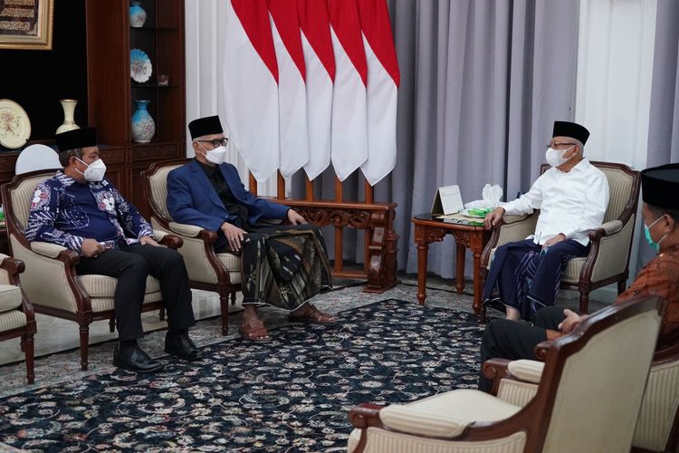  Wakil Presiden Ma'ruf Amin menerima kunjungan Rais Aam Pengurus Besar Nahdlatul Ulama (PBNU) KH Miftachul Akhyar di kediaman resminya, Jalan Diponegoro, Jakarta, Senin (8/5/2023).