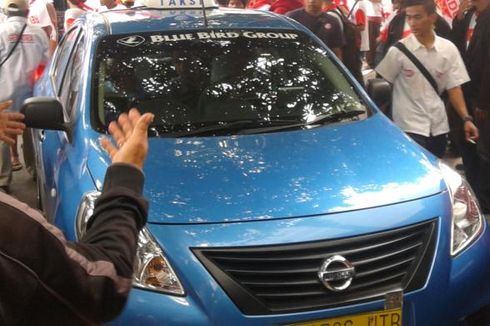 Pendukung Prabowo Tendang dan Paksa Taksi Blue Bird Naik ke Trotoar