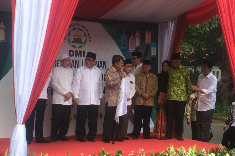 Ketua Umum Dewan Masjid Indonesia Jusuf Kalla melepas acara mudik bersama yang diselenggarakan Dewan Masjid Indonesia di Kantor Dewan Masjid Indonesia, Jakarta, Sabtu (9/6/2018).