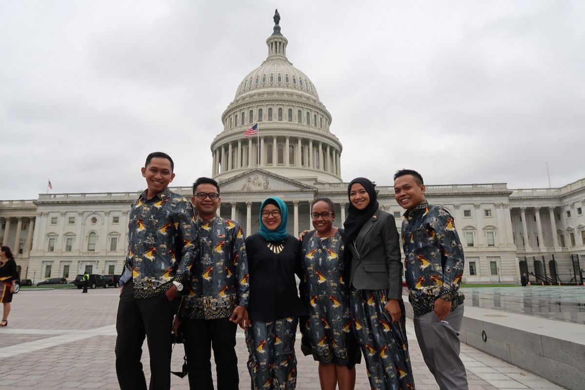 Beberapa orang yang mengikuti program YSEALI berfoto bersama. Sebanyak 31 fellow dari seluruh negara ASEAN dari ratusan pelamar terpilih untuk mengikuti program YSEALI Professional Fellow 2017 di Amerika Serikat. YSEALI yang merupakan kepanjangan dari Young Southeast Asian Leader?s Initiatives ini sudah memiliki jejaring anak muda yang sangat besar di seluruh dunia. 